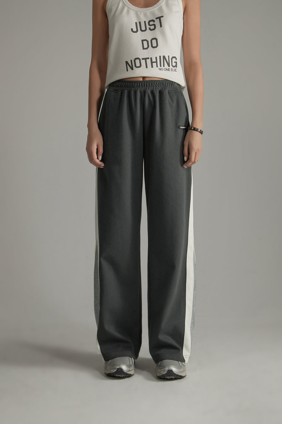 CHUU Elastic Waist Wide Casual Sporty Pants