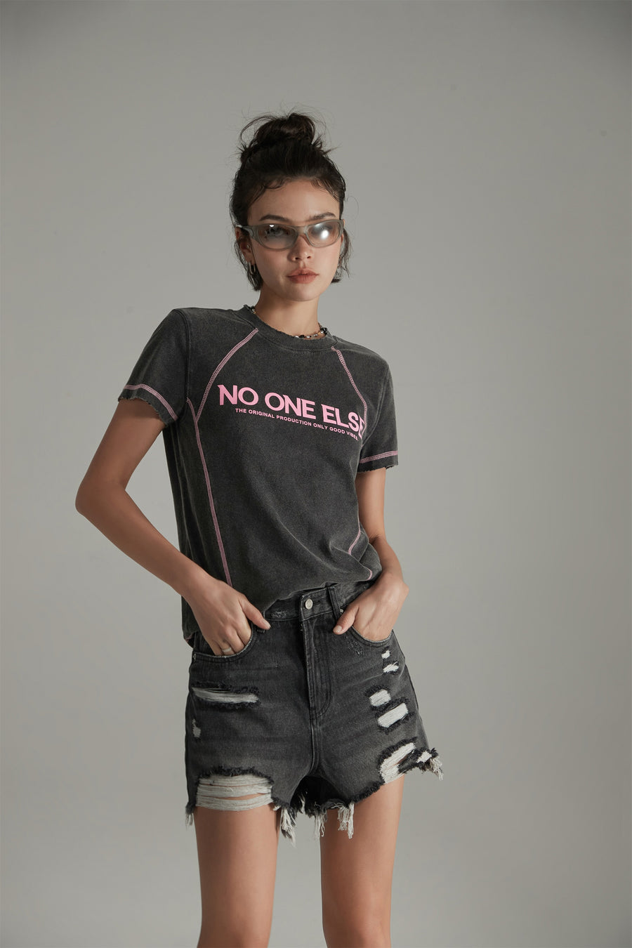 CHUU Noe Lettering Stitch Point Short Sleeve T-Shirt