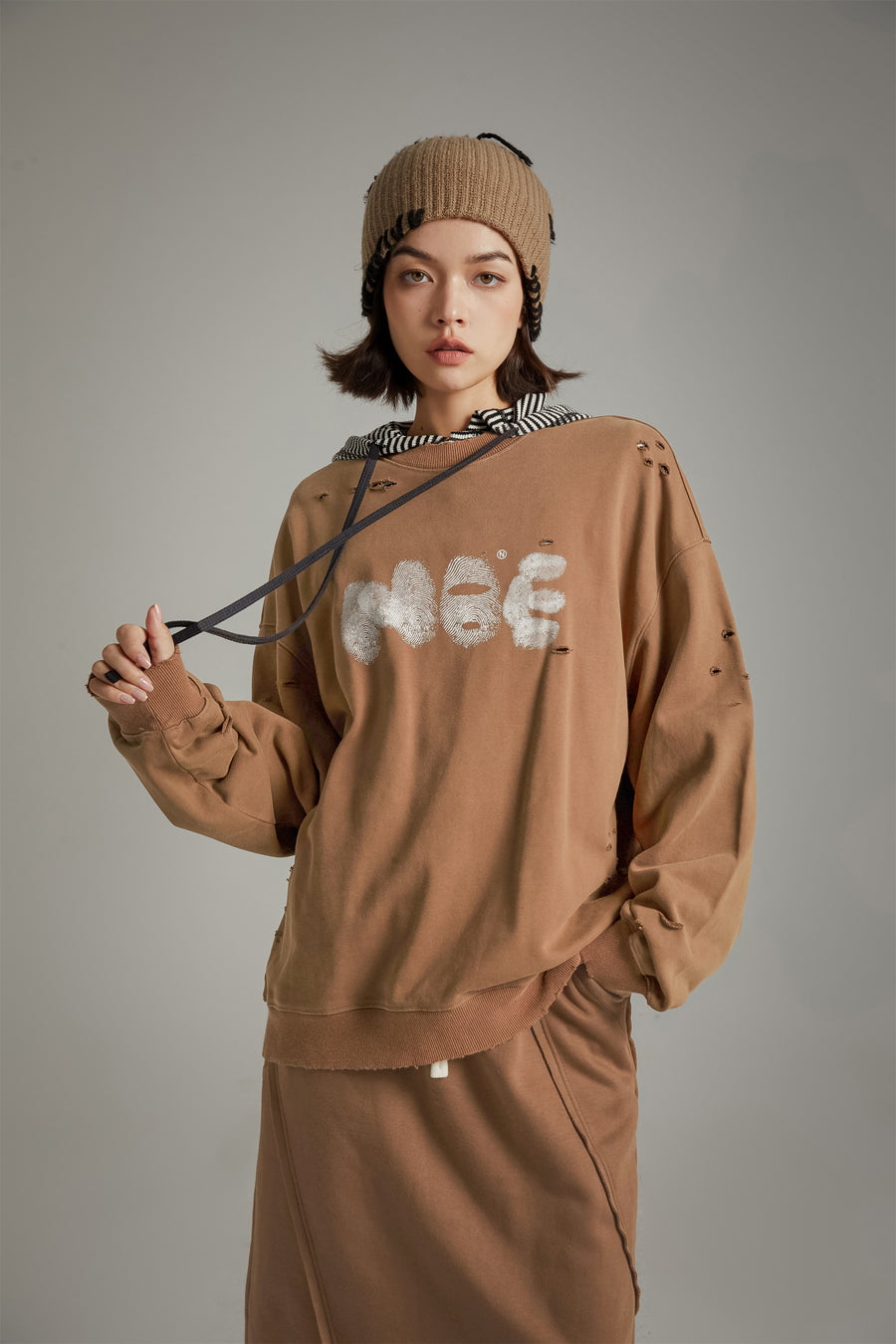 CHUU Lettering Distressed Sweatshirt