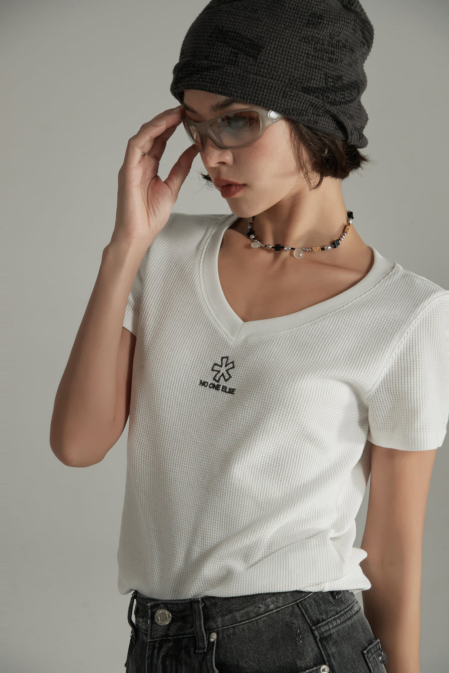 CHUU Logo V-Neck Waffle T-Shirt