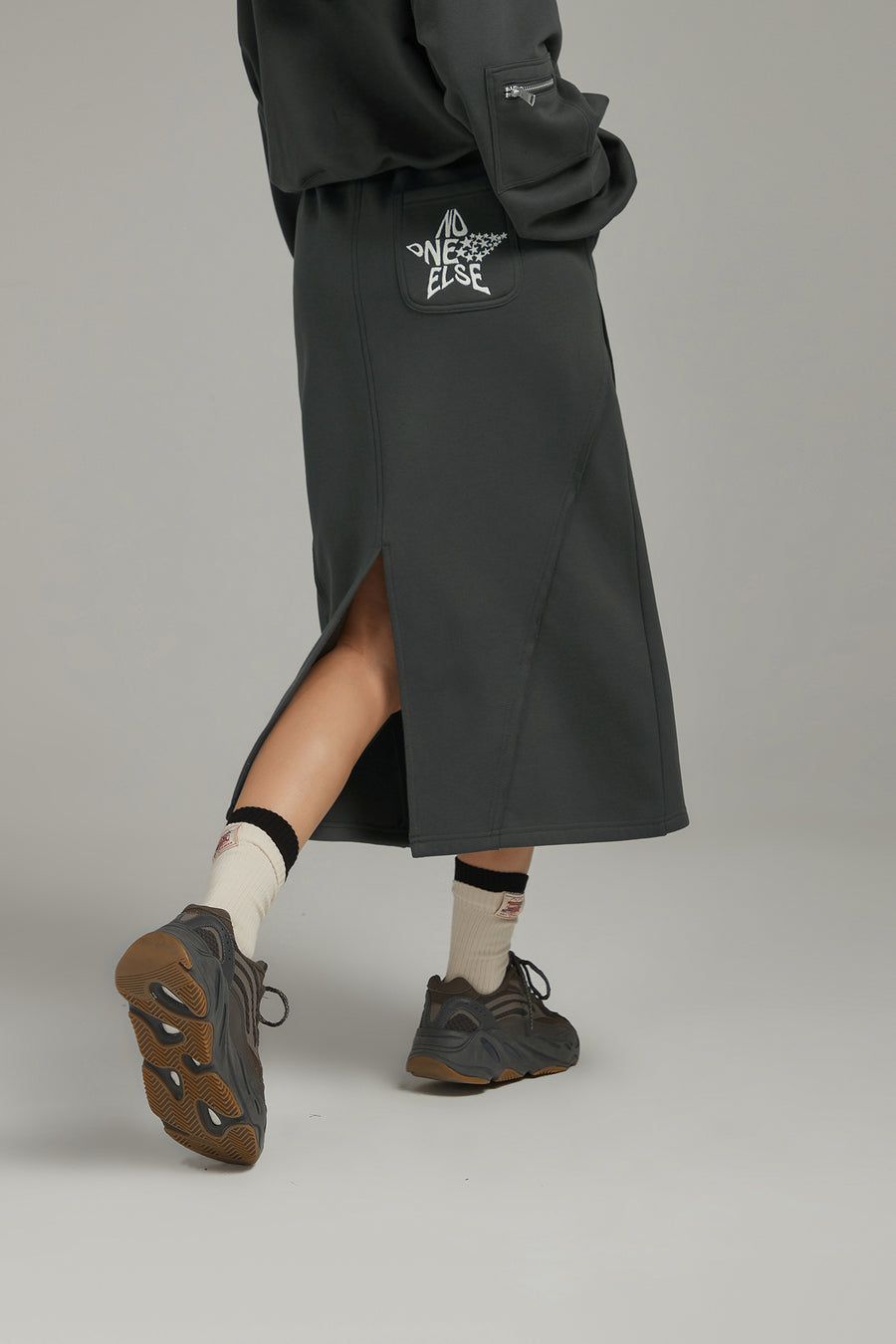 CHUU Slit Elastic Band Sporty Long Skirt