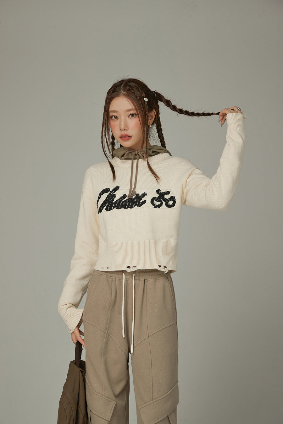 CHUU Distressed Lettering Crop Knit Sweater