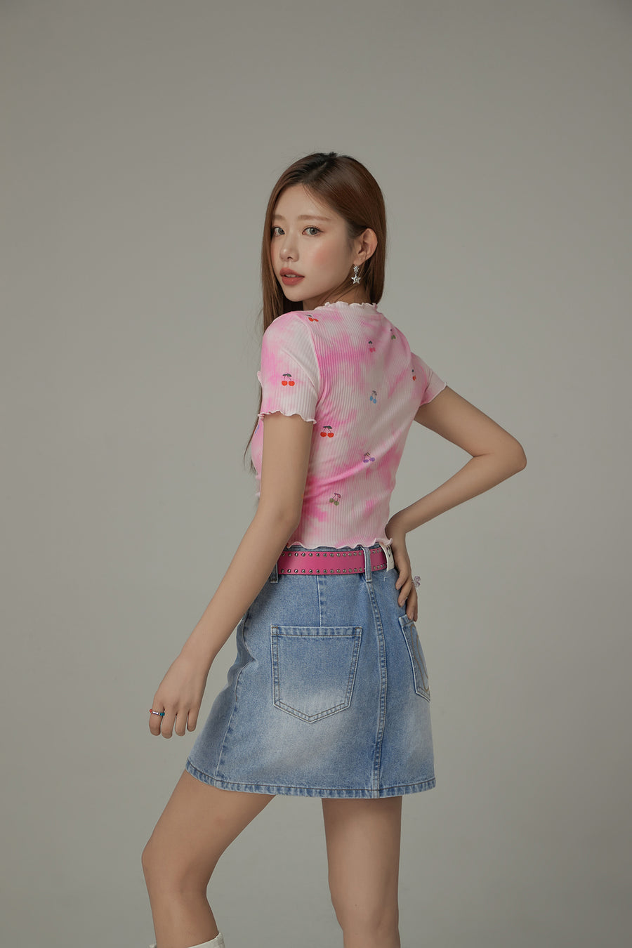 CHUU Tie-Dye Printed Cherries Key Hole Slit Crop Top