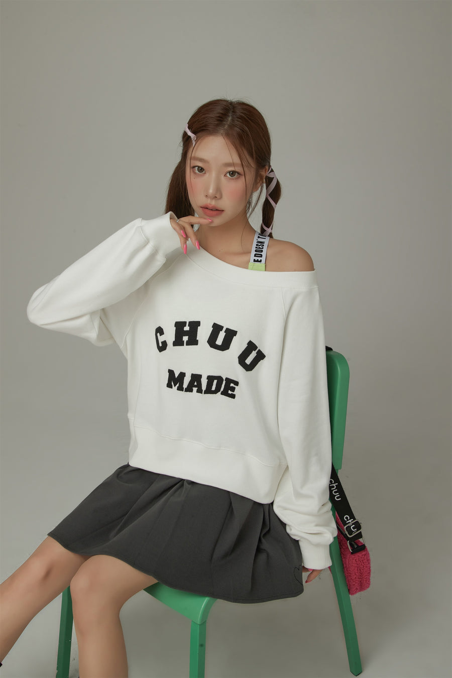 CHUU Chuu Made Off The Shoulders Loose Sweatshirt