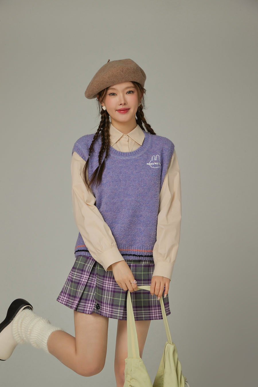 CHUU Color Embroidery Sleeveless Knit Sweater