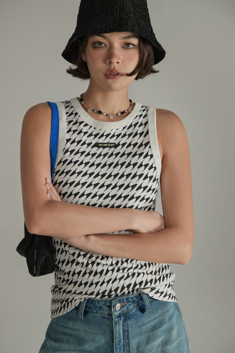 CHUU Color Contrast Trendy Slim Sleeveless Top