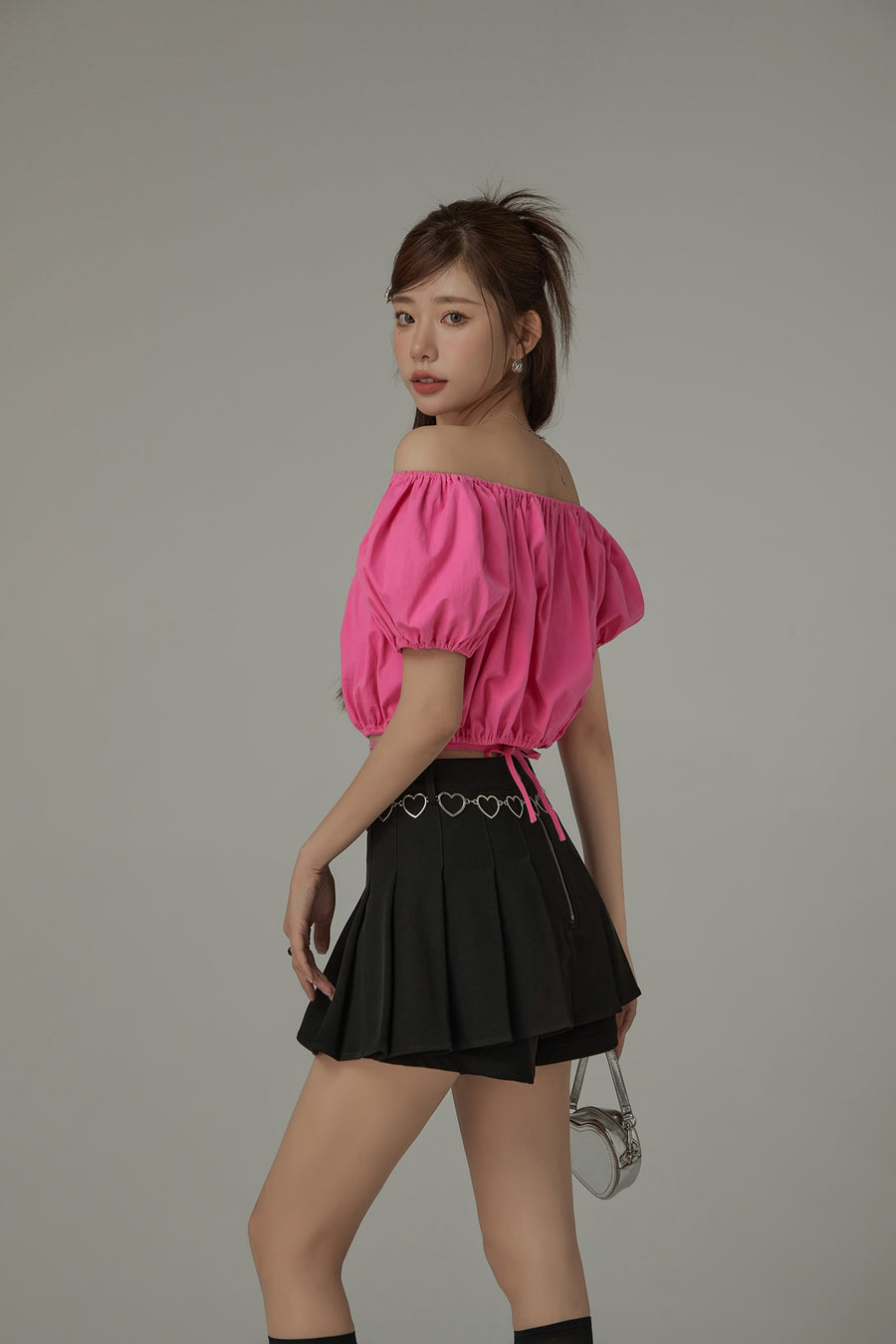 CHUU Off The Shoulder Puffy Cropped Tie Blouse