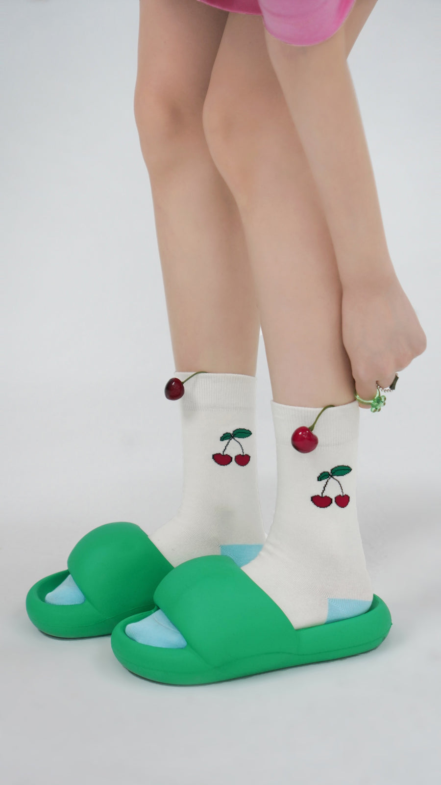 CHUU Color Two Toned Cherry High Socks