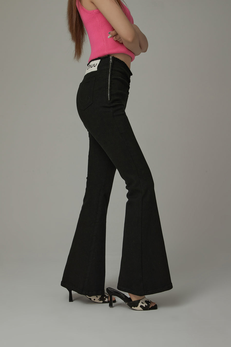 CHUU Raw Edge Embroidered Tight Bootcut Jeans