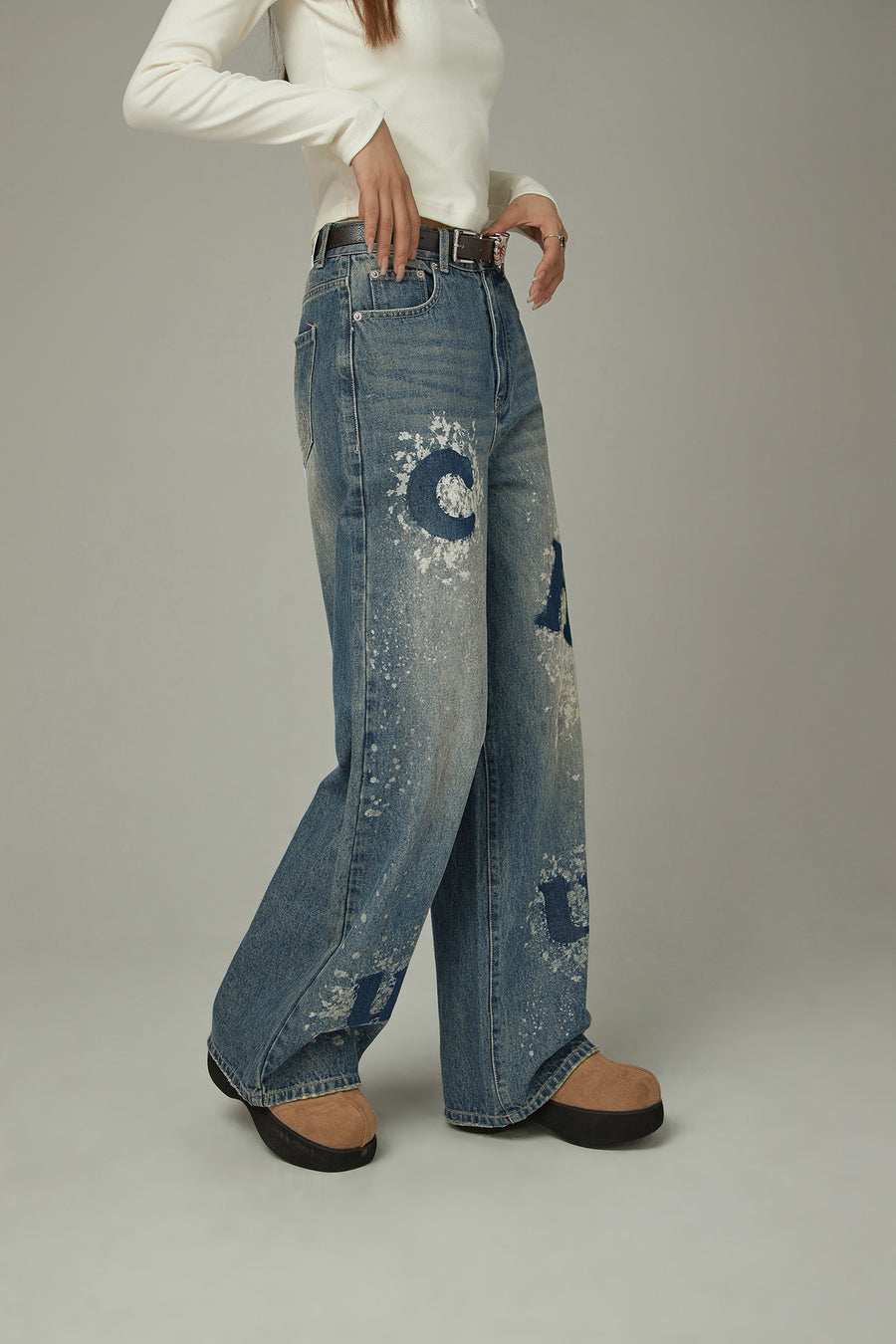 CHUU Jumbo Logo Lettering Washed Denim Jeans