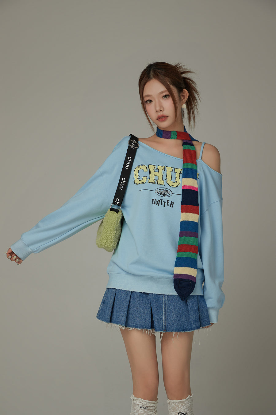 CHUU Logo One Shoulder Loose Fit Sweatshirt