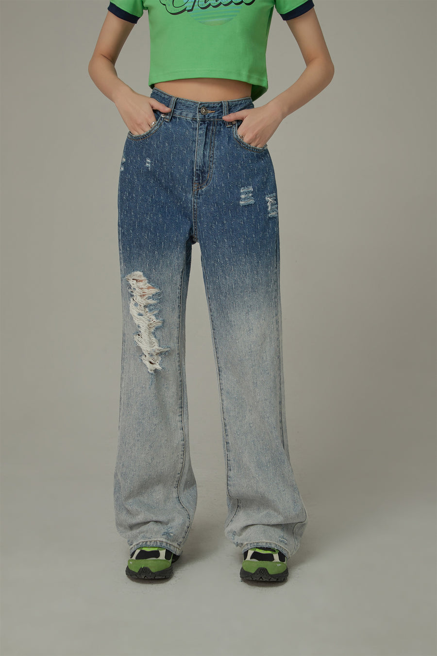 CHUU Gradient Distressed Denim Jeans