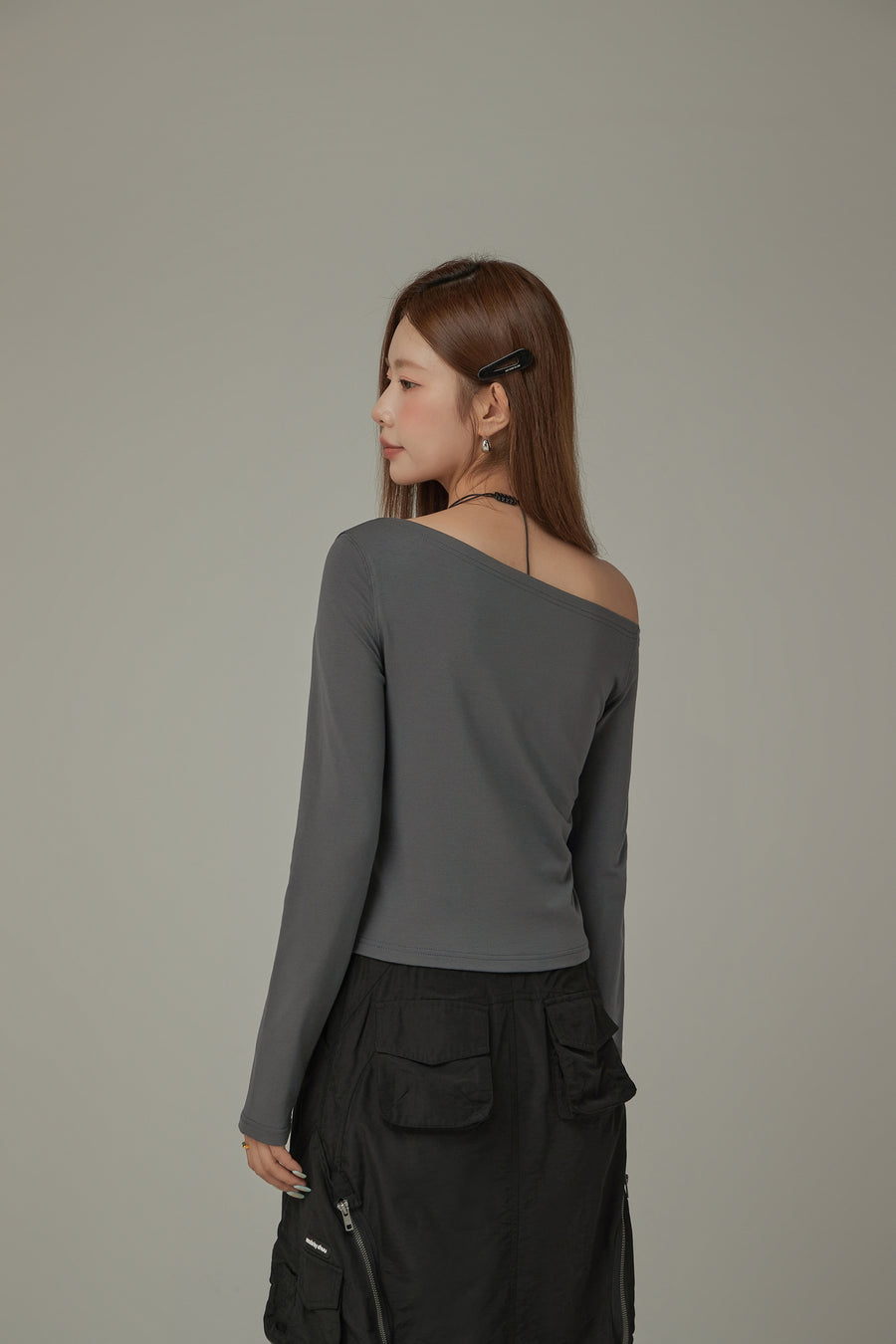 CHUU Logo One Shoulder Unbalanced T-Shirt