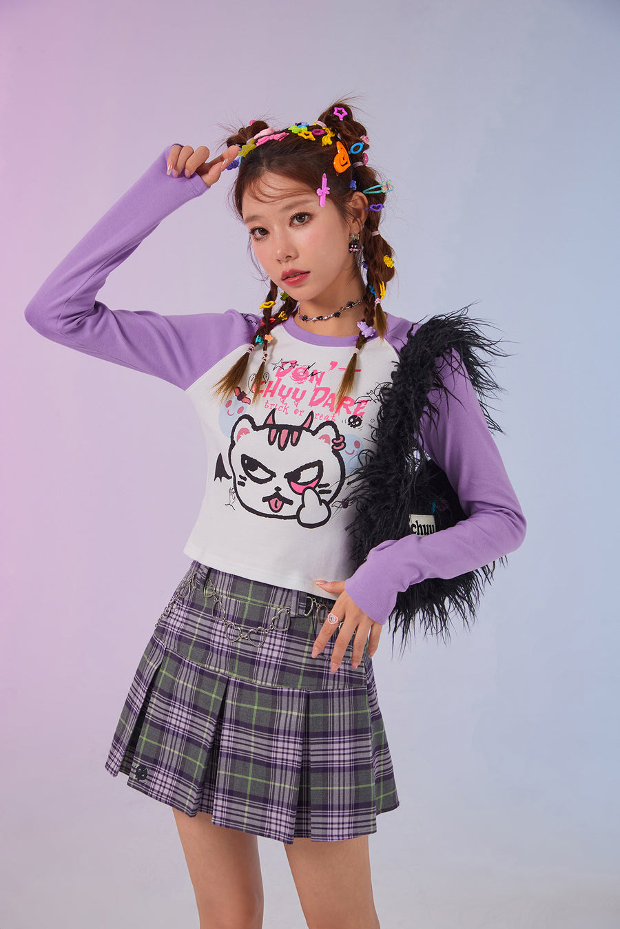 CHUU Crop Color Combination Sassy Character T-Shirt