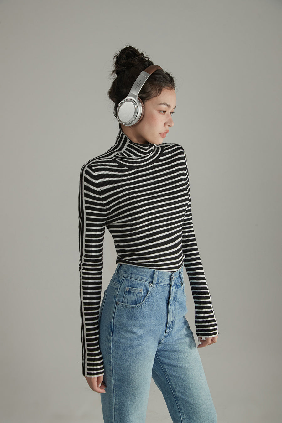 CHUU Striped High Neck Knit Top