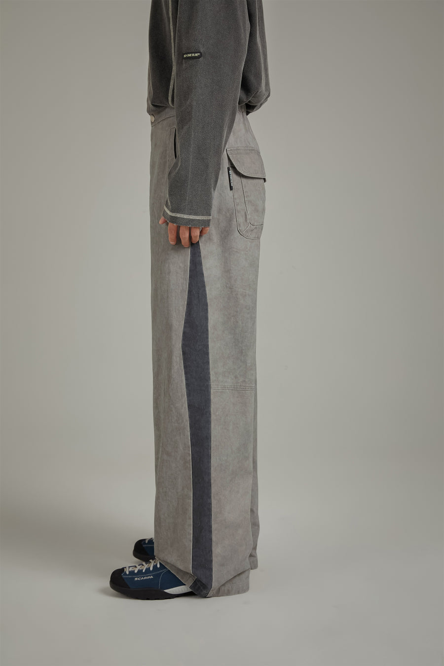 CHUU Two Toned Line Wide Pants