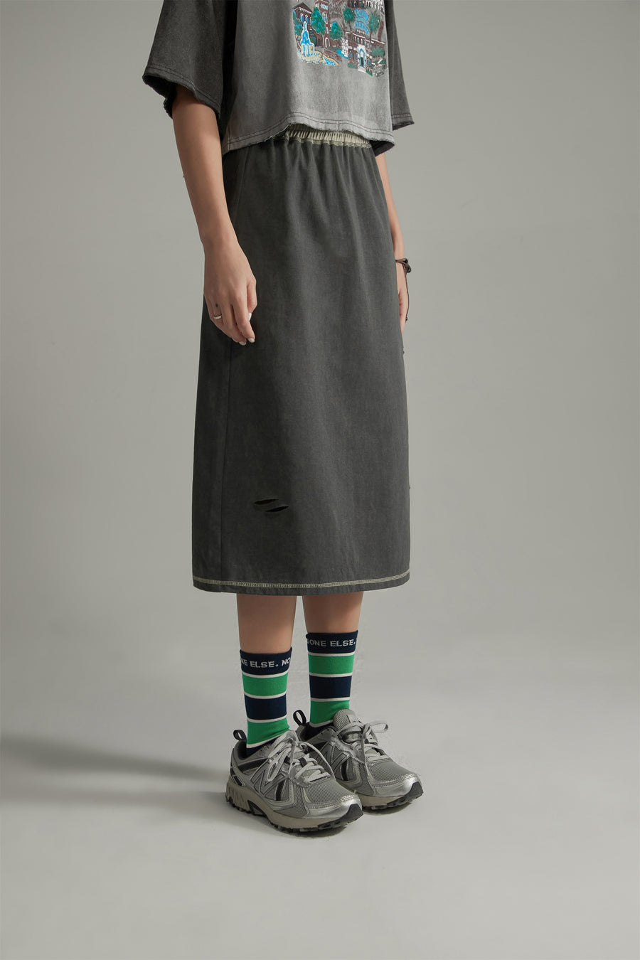 CHUU Noe Lettering Striped High Socks