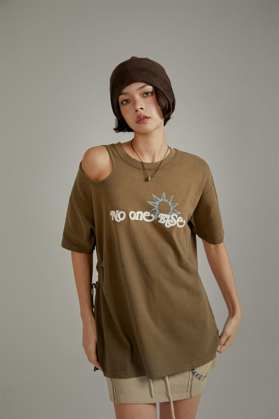 CHUU Off The Shoulder Logo Side Slit T-Shirt