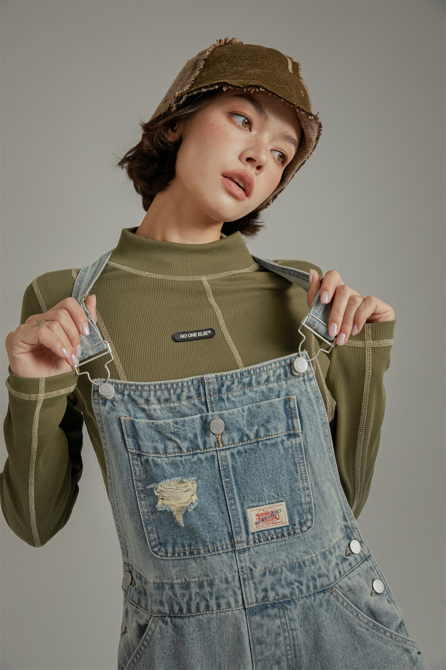 CHUU Knee Damaged Denim Overalls