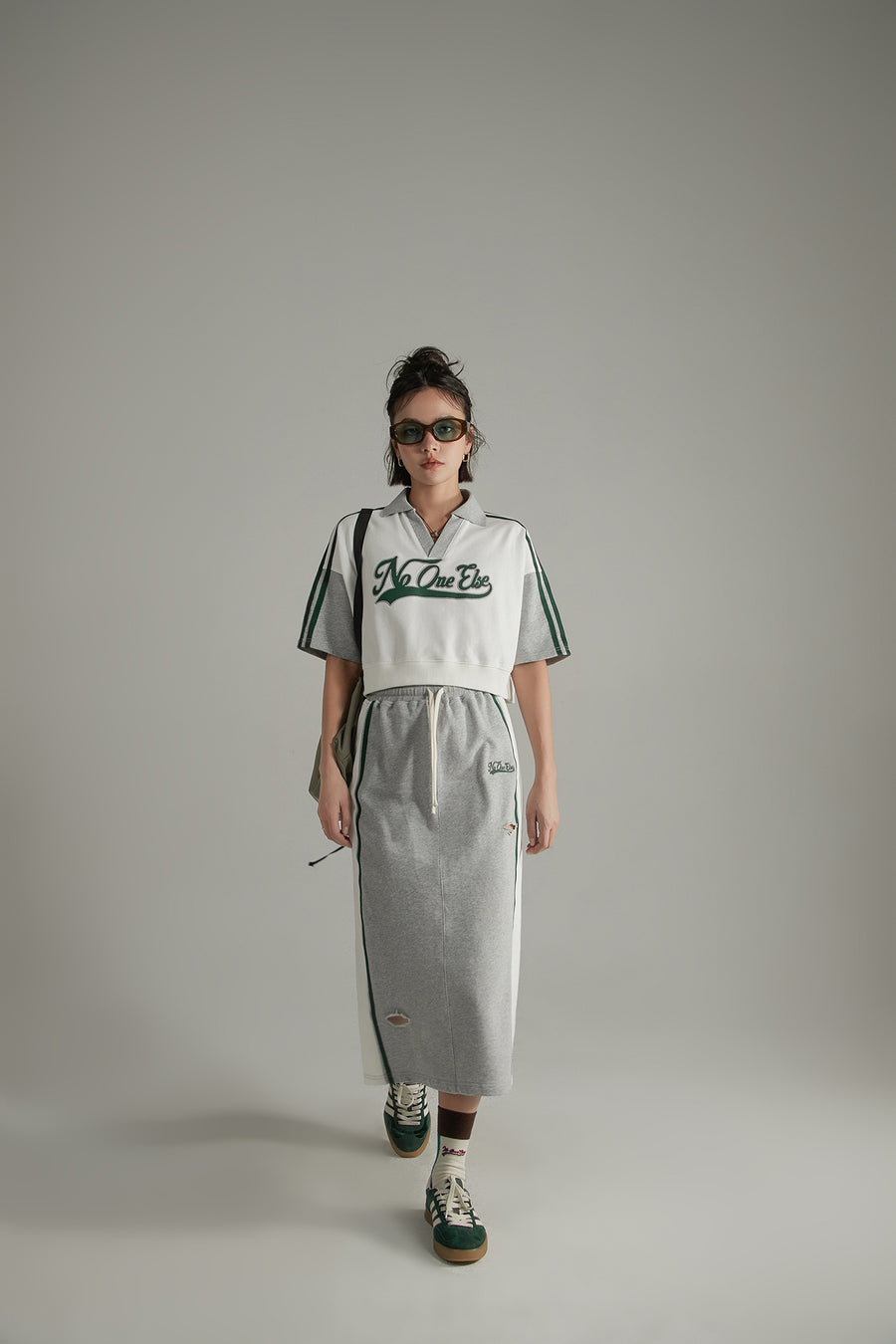 CHUU Vintage Letter Patch Short-Sleeve Colar Contrast Collar Crop Top