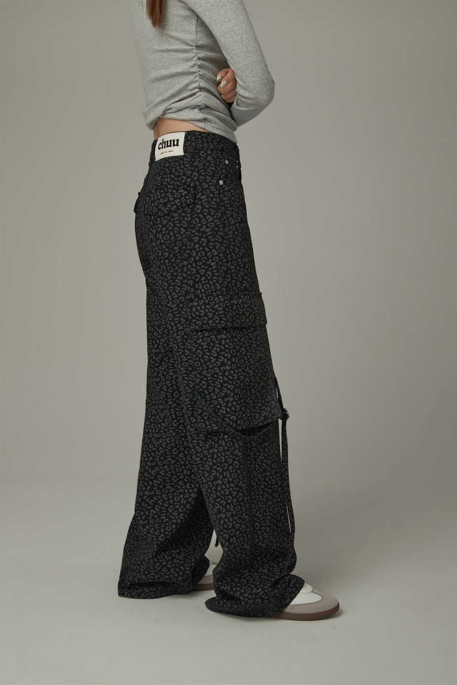 CHUU Leopard Cargo Strap Pocket Pants