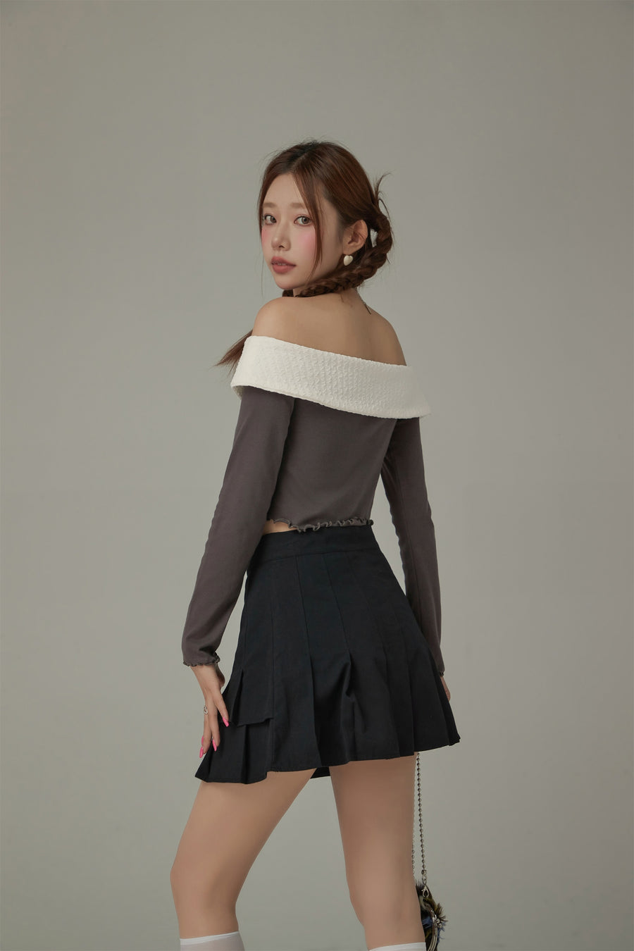 CHUU Off The Shoulder Frilly Lace Up Top