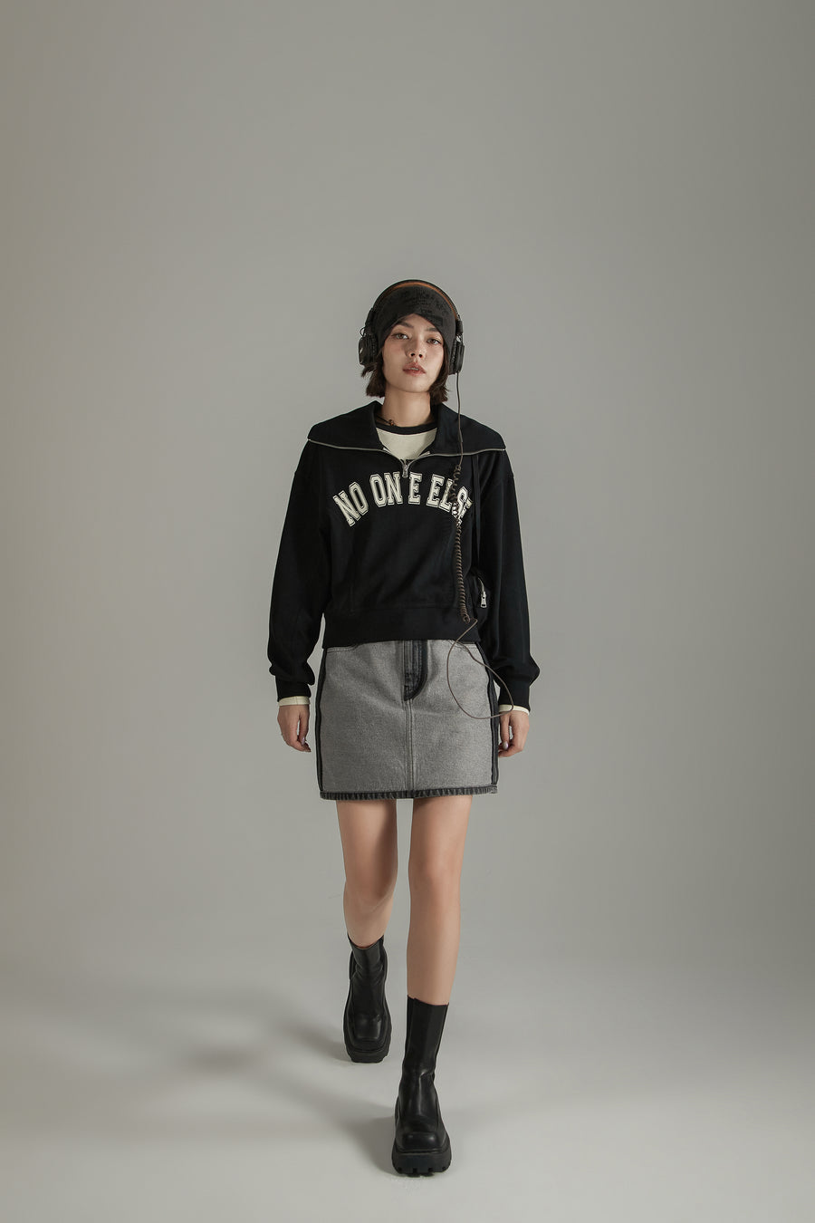 CHUU Logo Half Zip-Up High Neck Sweatshirt