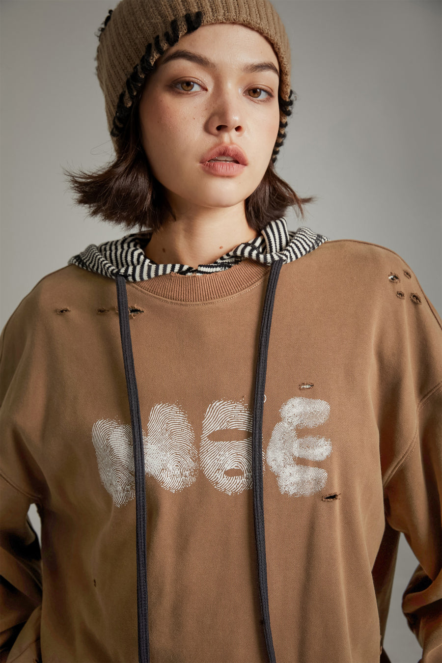 CHUU Lettering Distressed Sweatshirt