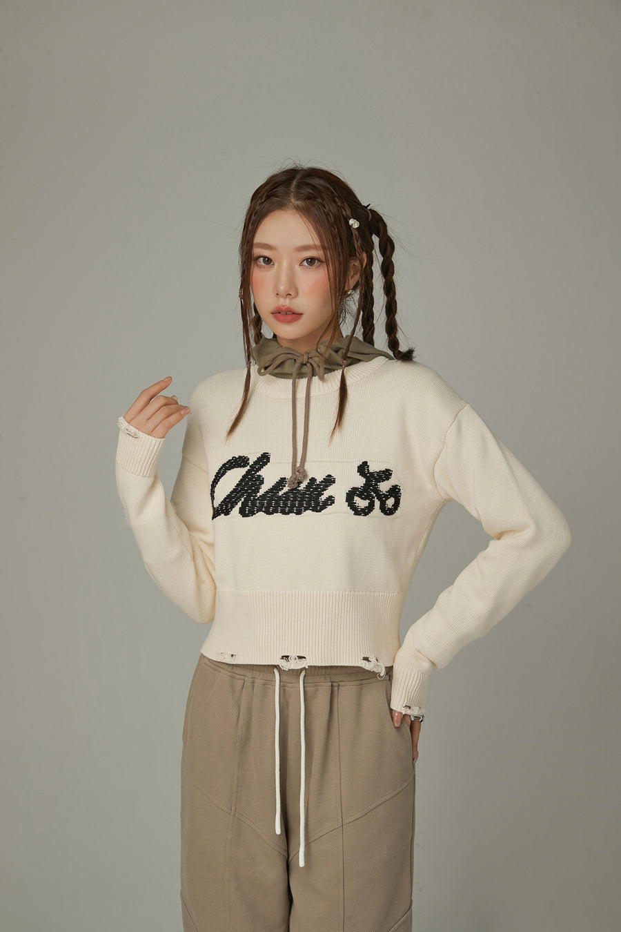 CHUU Distressed Lettering Crop Knit Sweater