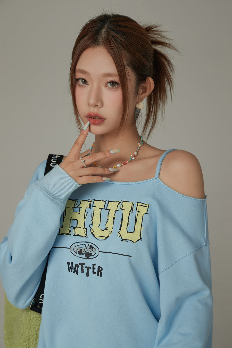 CHUU Logo One Shoulder Loose Fit Sweatshirt