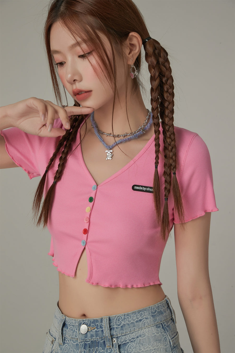 CHUU Rainbow Button Raw Hem Cropped T-Shirt