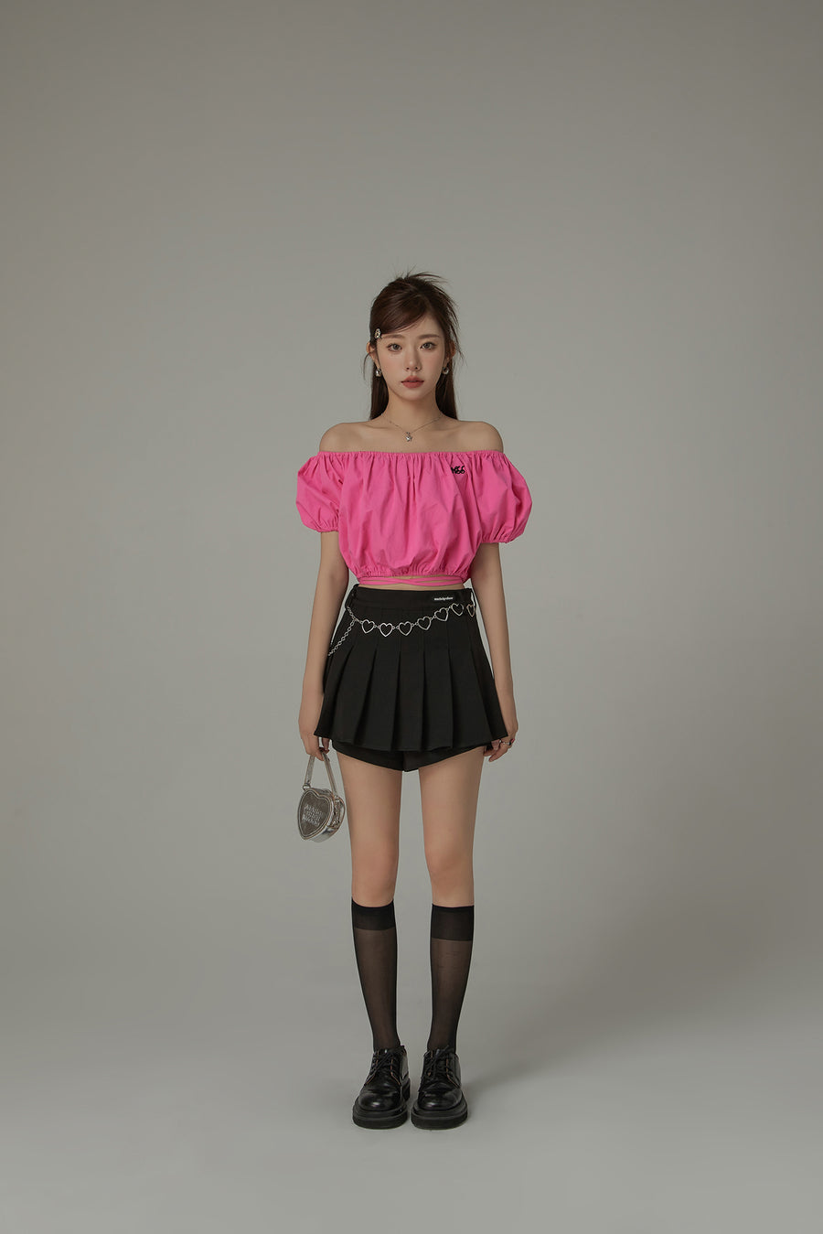 CHUU Off The Shoulder Puffy Cropped Tie Blouse