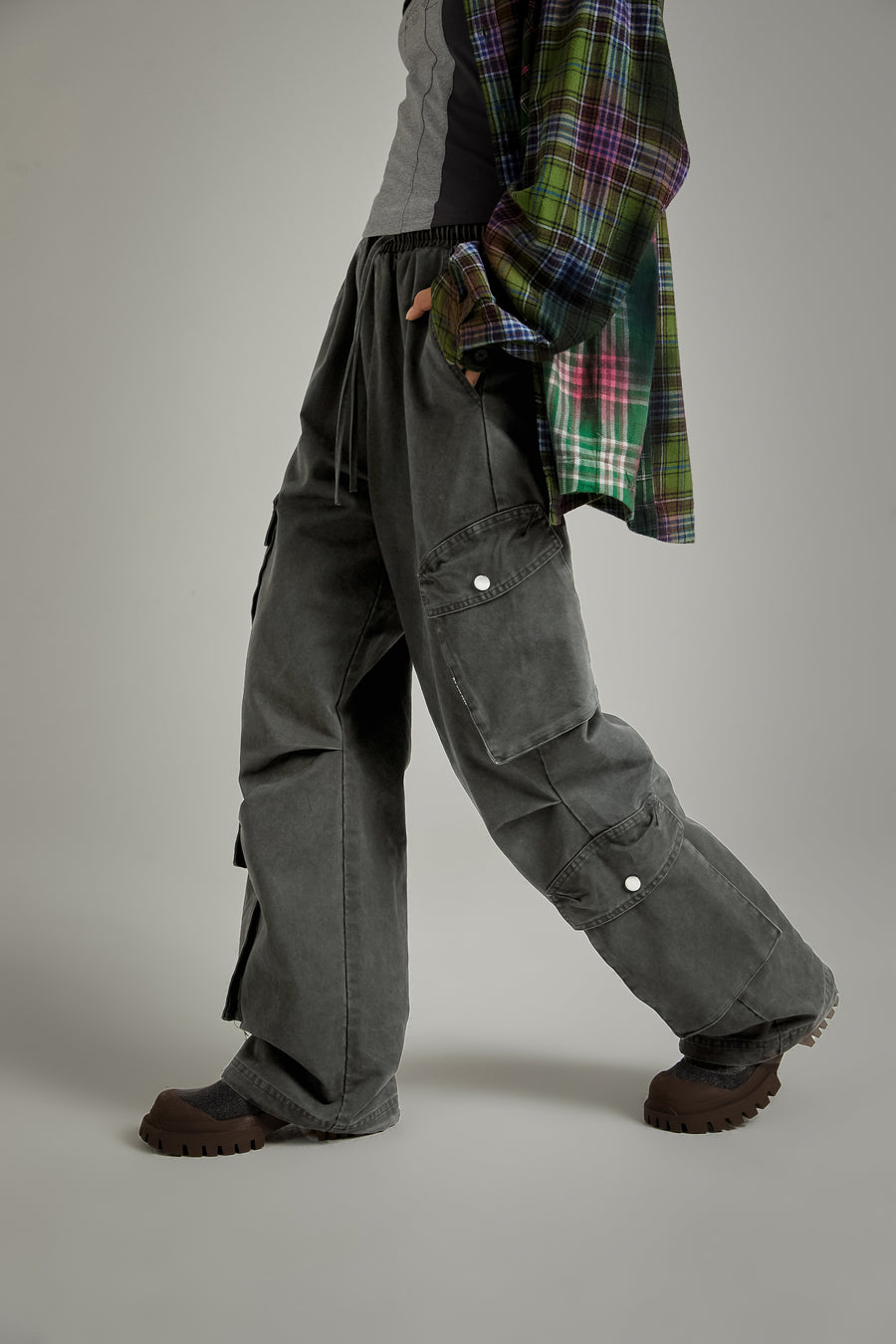 CHUU Multi-Pocket Cargo Pants