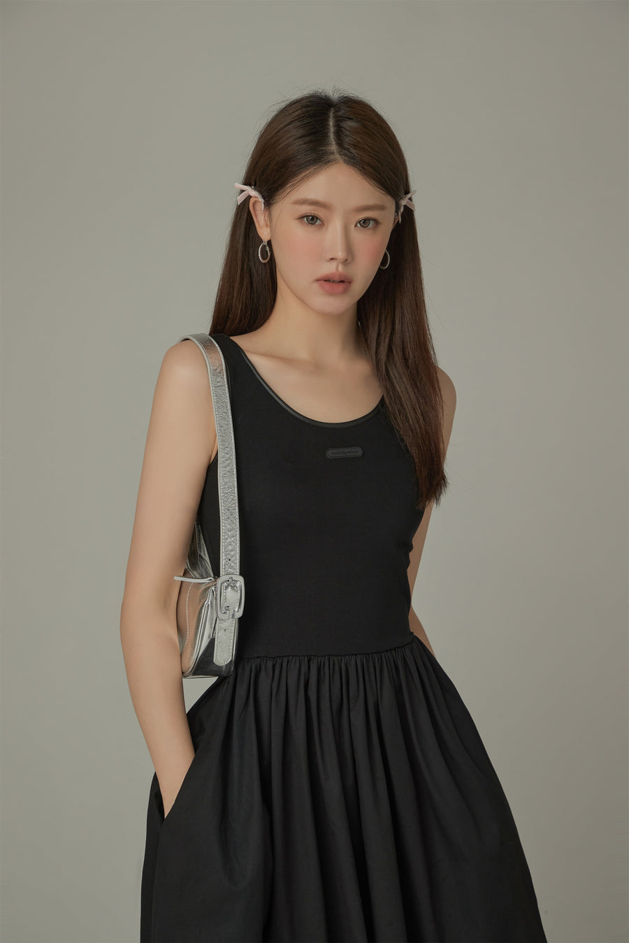 CHUU Back Cutout Sleeveless Layered Long Dress