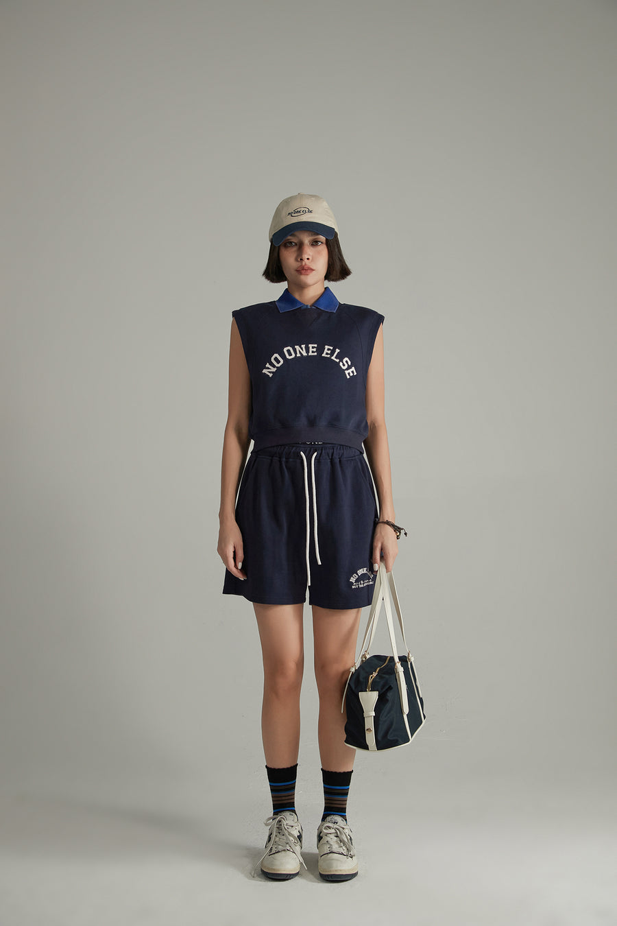 CHUU Noe Logo Cropped Sleeveless Sweatshirt