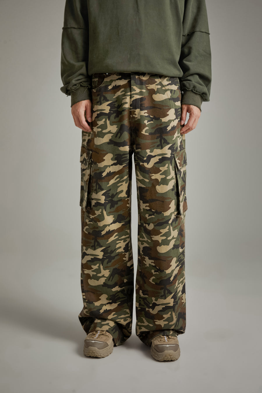 CHUU Camouflage Cargo Wide Pants