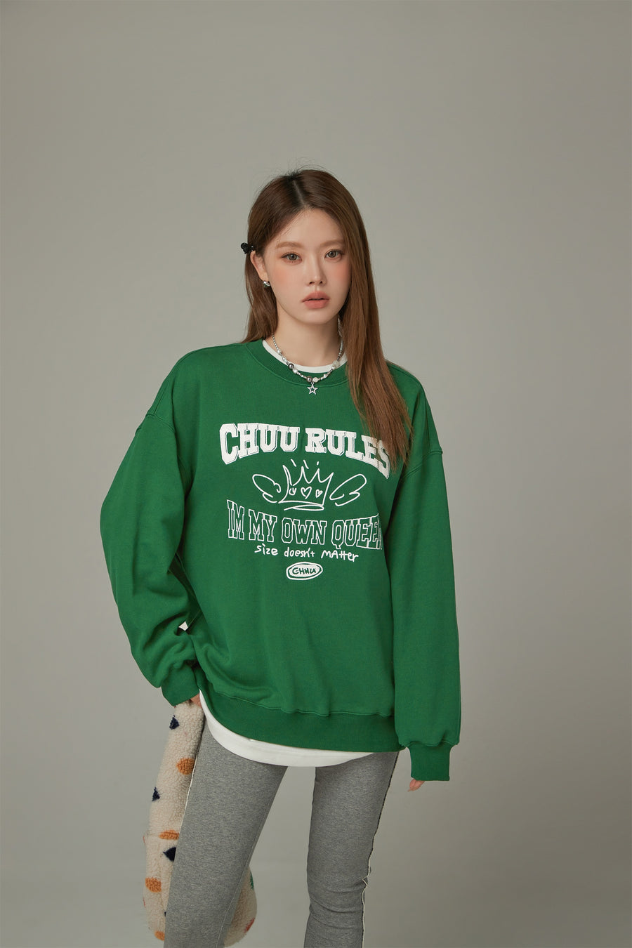 CHUU Be My Own Queen Lettering Loose Fit Sweatshirt