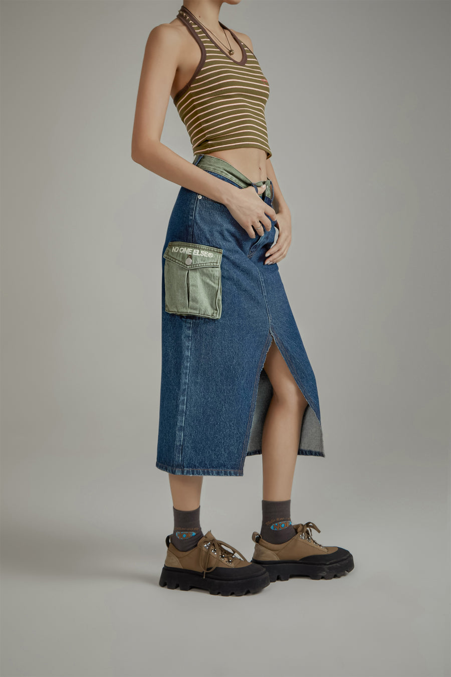 CHUU Pop Of Color Pocket Slit Long Denim Skirt