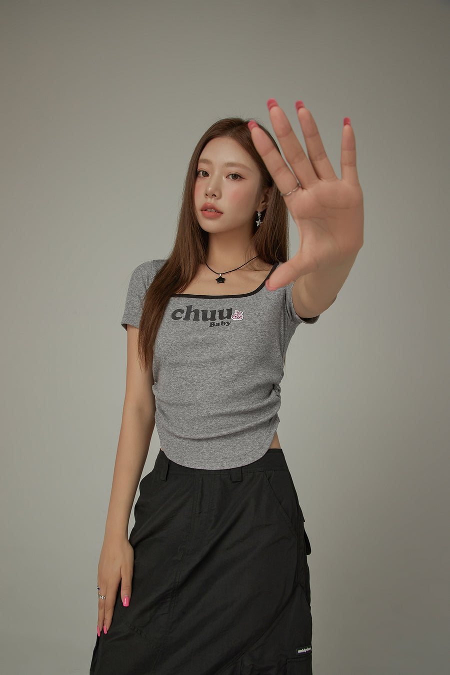 CHUU Square Neck Shirring Logo Printed T-Shirt