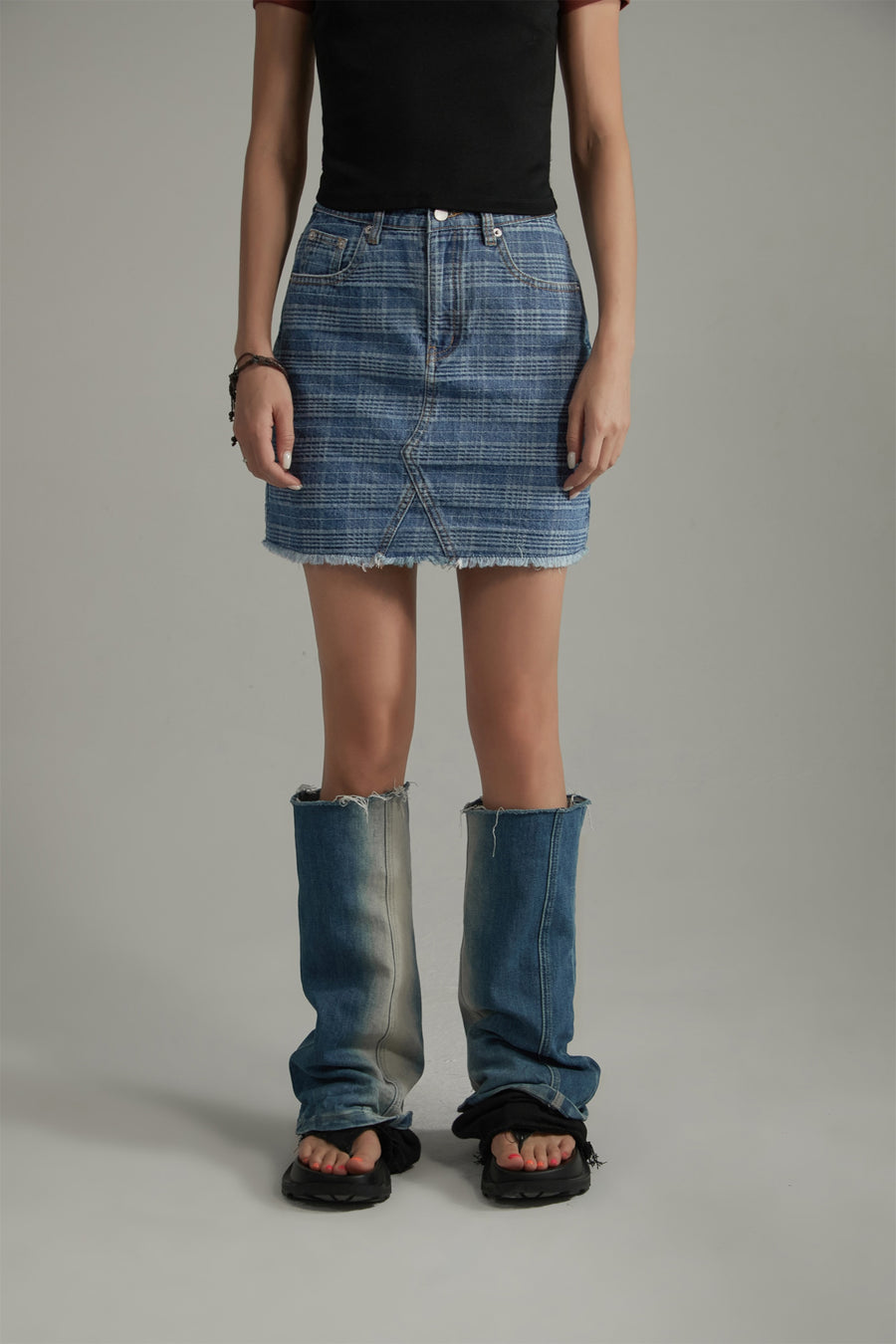 CHUU Checked Fringed Hem Denim Mini Skirt