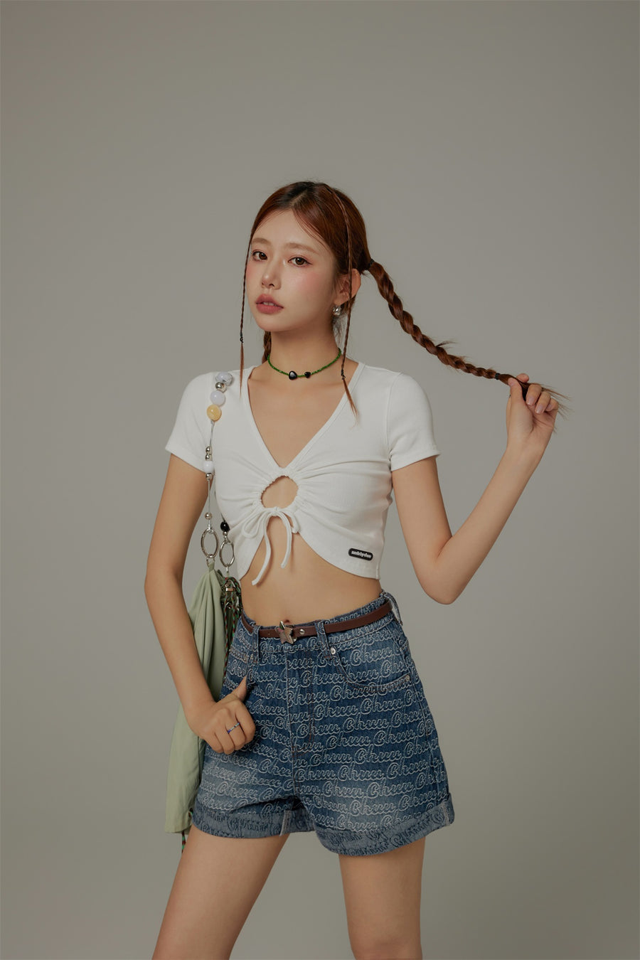 CHUU Front Keyhole String V-Neck Cropped Top