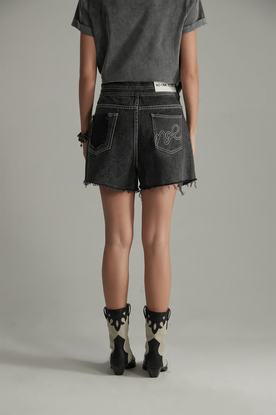 CHUU Distressed Raw Hem Double Button Denim Shorts