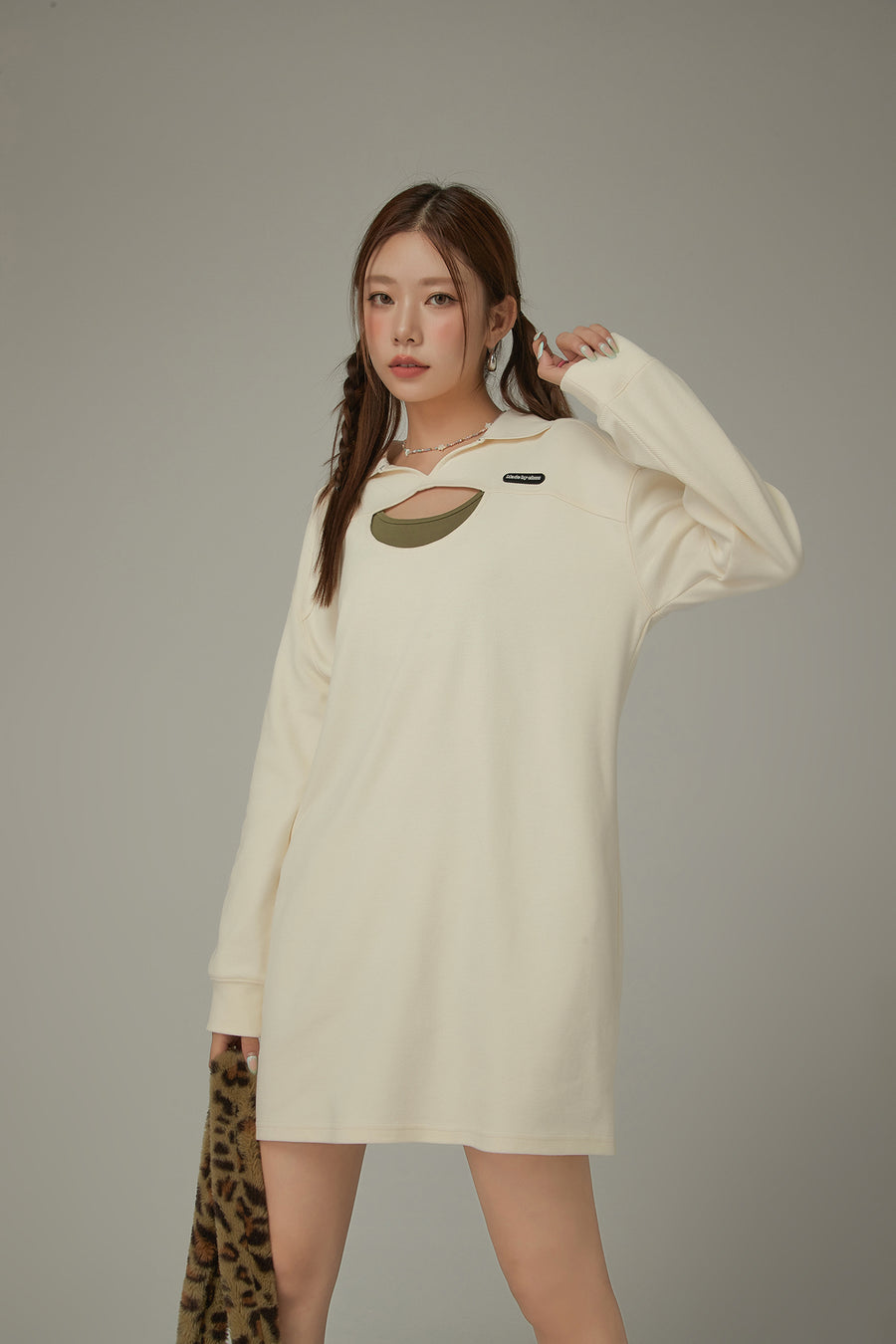 CHUU Open Collar Slit Dress
