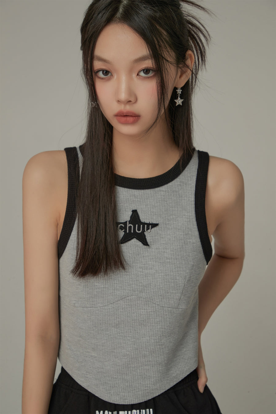 CHUU Chuu Star Center Line-Colored Sleeveless Semi Crop T-Shirt