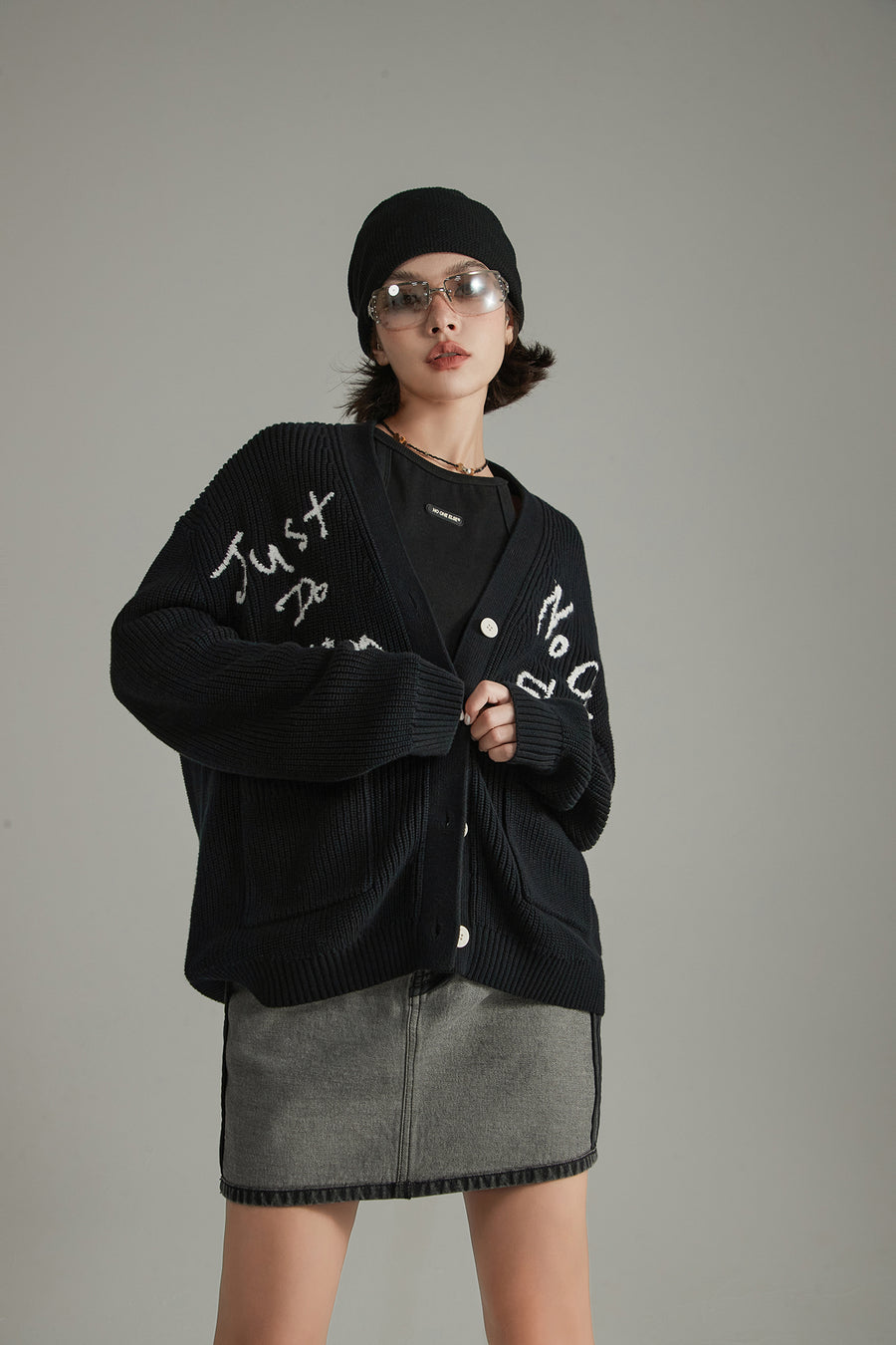 CHUU Lettering Pocket Knit Cardigan