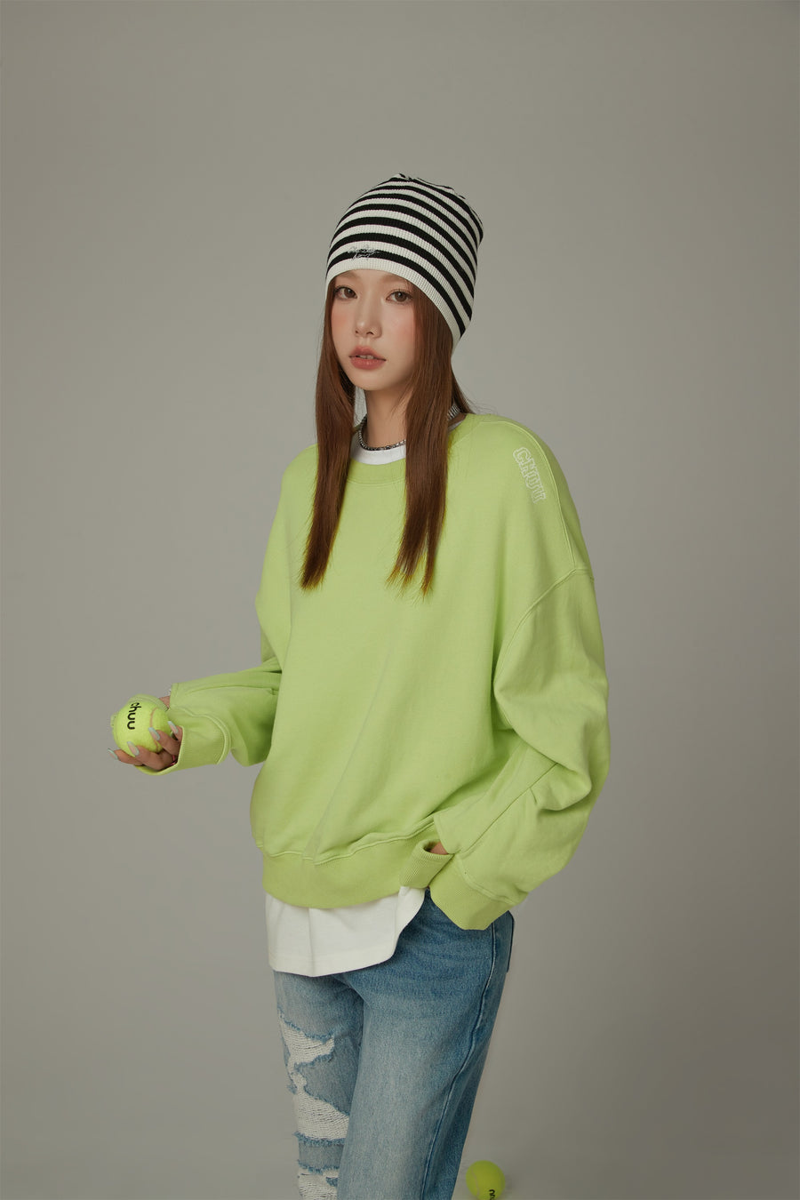 CHUU Heart Back Cut Out Sweatshirt