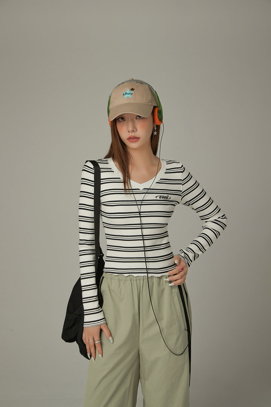 CHUU V-Neck Striped T-Shirt