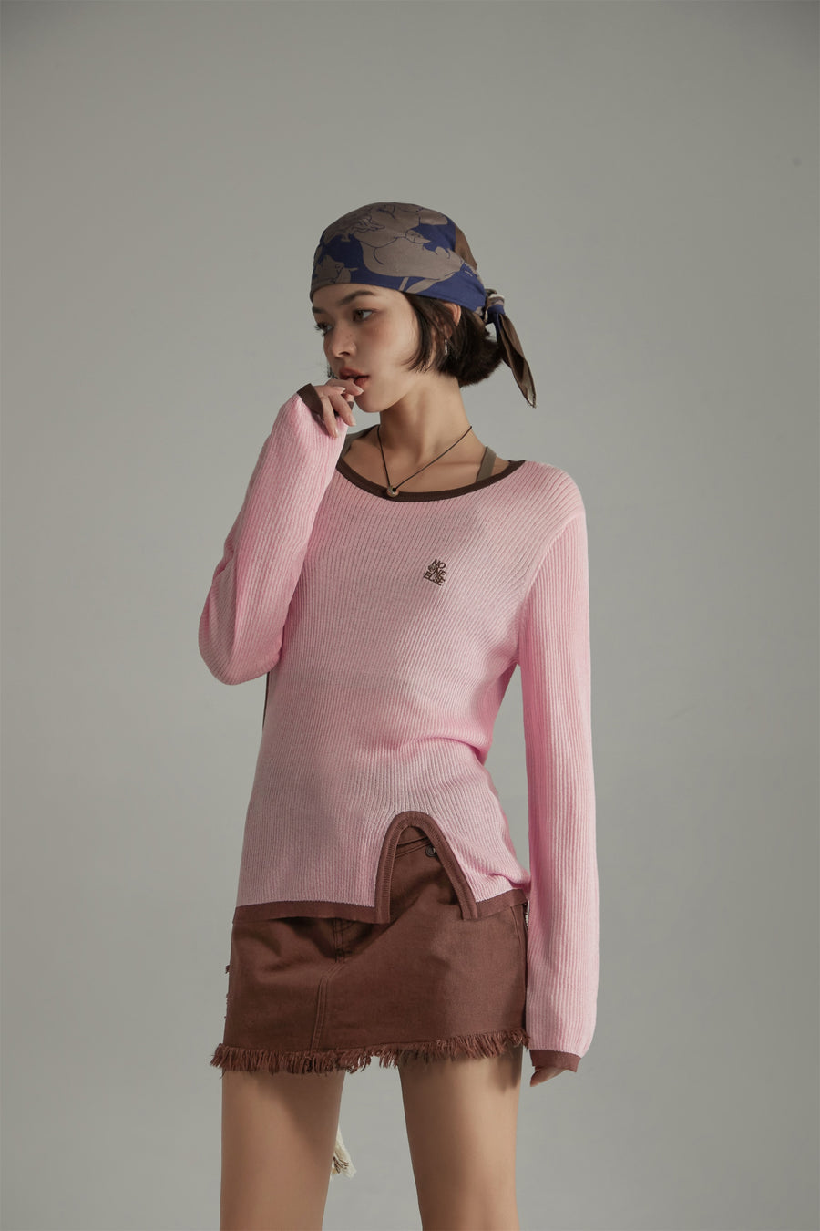 CHUU Slit Colorblocked Line Knit Top