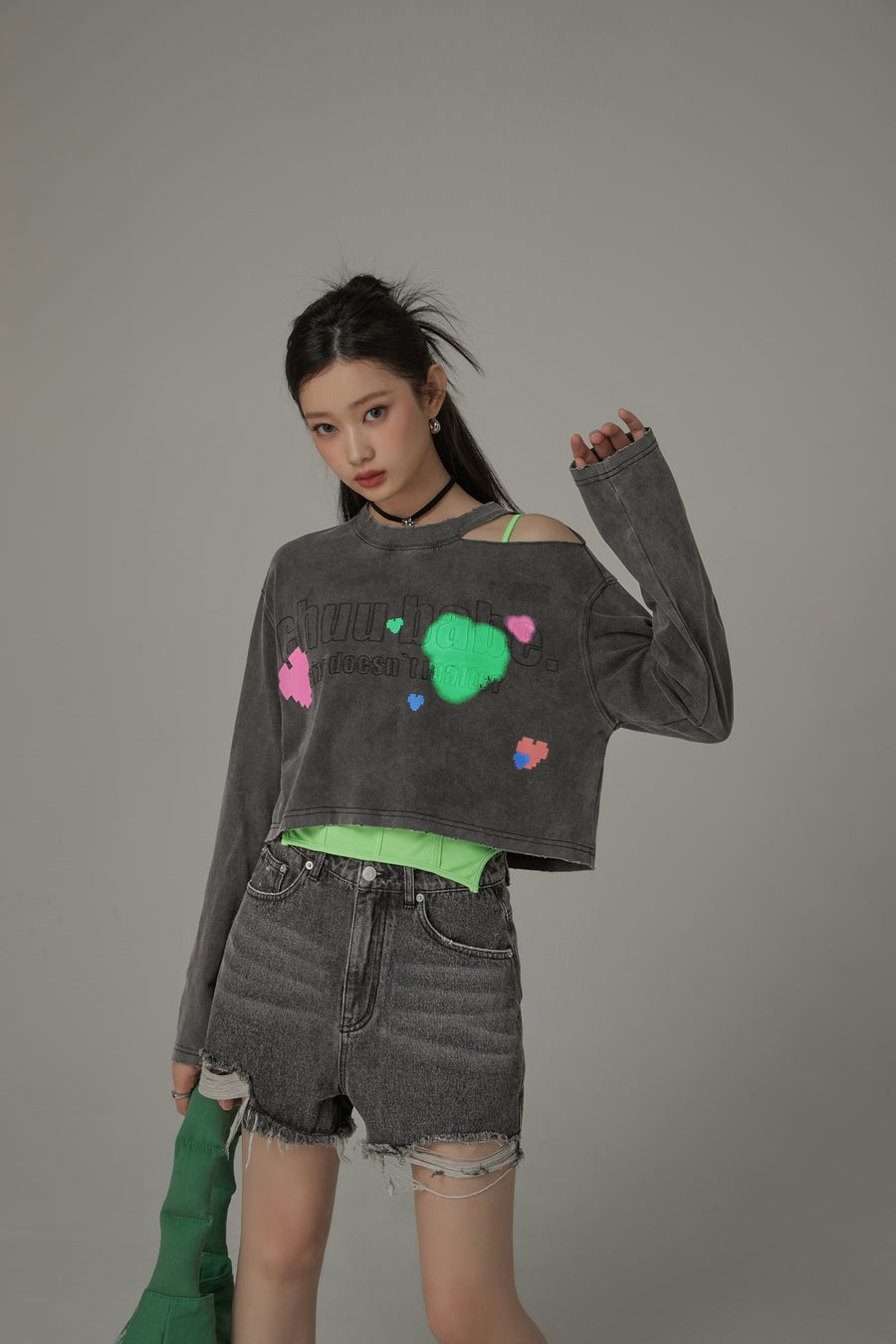 CHUU Size Doesnt Matter Open Shoulder Color Hearts Cropped T-Shirt