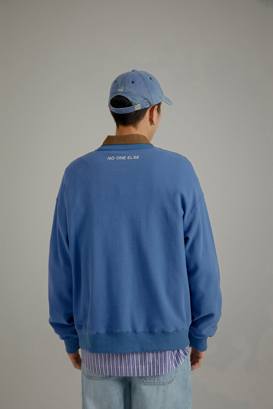 CHUU Color Embroidery Waffle Logo Sweatshirt